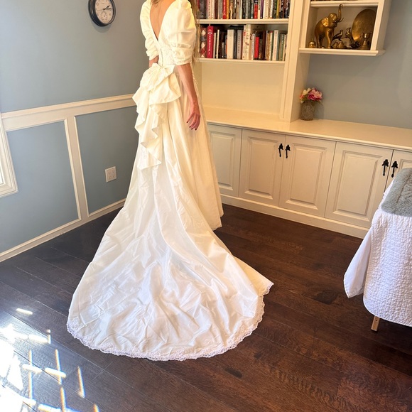 Vintage wedding dress with long train - Picture 9 of 11